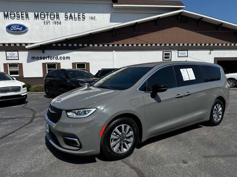 Used 2025 Chrysler Pacifica Select FWD image 1