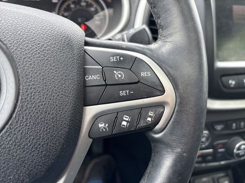 Used 2016 Jeep Cherokee Overland w/ Technology Group AWD/4WD image 22