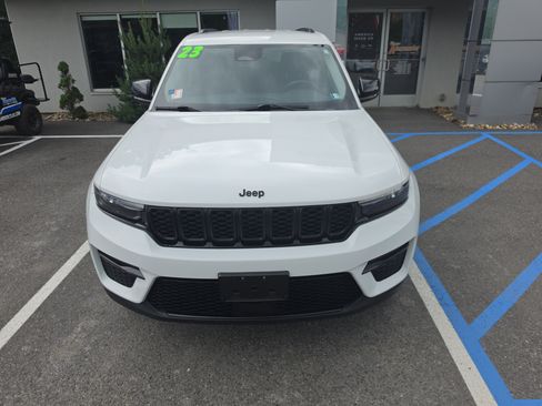 Used 2023 Jeep Grand Cherokee Limited w/ Black Appearance Package AWD/4WD image 9