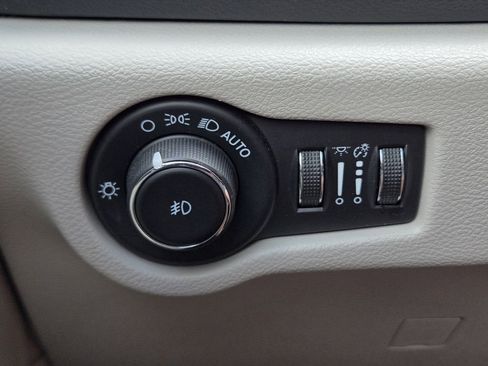 Used 2023 Chrysler Pacifica Touring-L image 28