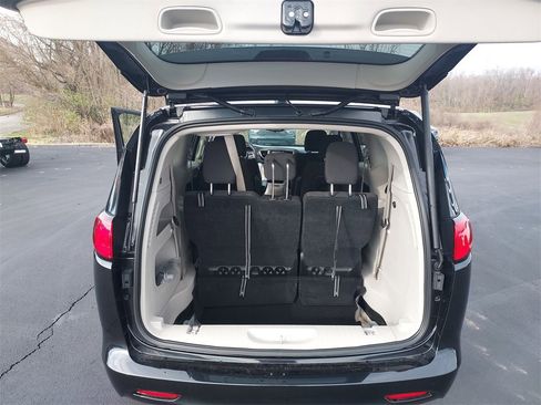 Used 2023 Chrysler Voyager LX image 29