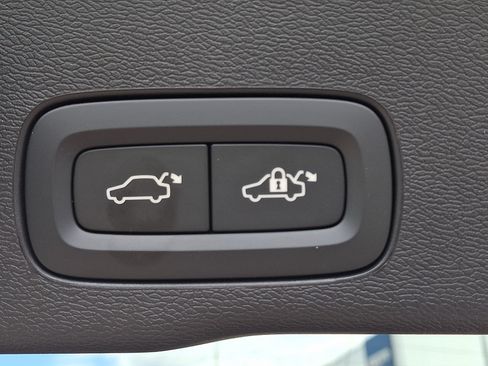 Certified 2024 Volvo XC60 B5 Plus AWD/4WD image 31