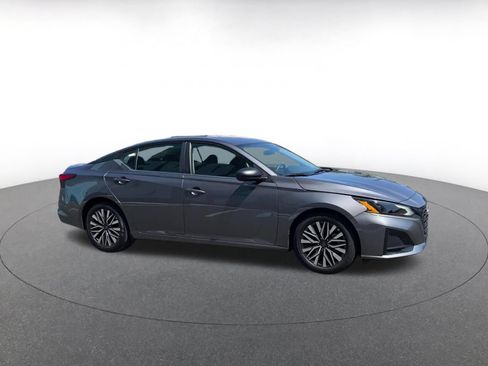 Used 2026 Nissan Altima 2.5 SV FWD image 2