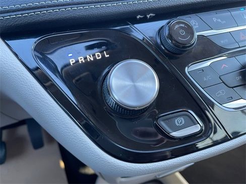 Used 2023 Chrysler Pacifica Touring-L image 32
