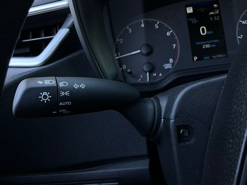 Used 2025 Toyota Corolla LE image 31