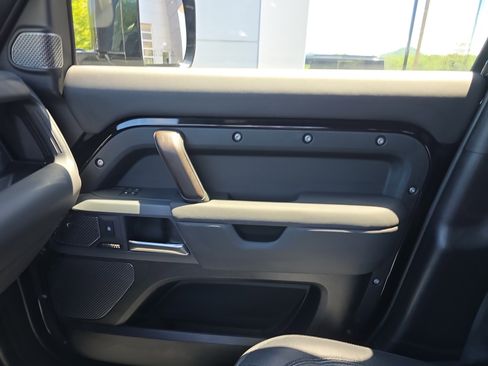 Used 2023 Land Rover Defender 110 X-Dynamic SE AWD/4WD image 23