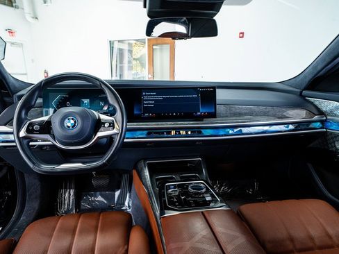 Used 2024 BMW i7 xDrive60 image 58