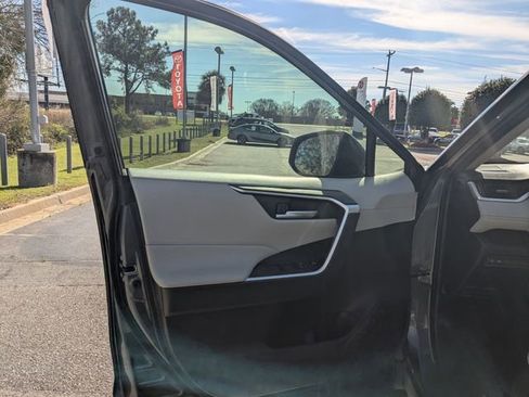 Used 2019 Toyota RAV4 XLE Premium image 11