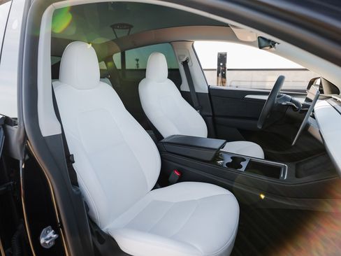 Used 2023 Tesla Model Y Performance image 28