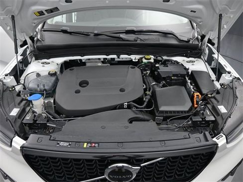 Used 2024 Volvo XC40 B5 Plus image 32