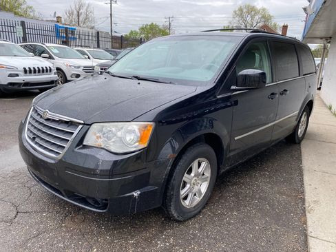 Used 2009 Chrysler Town & Country Touring FWD image 6