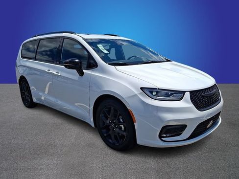 Used 2025 Chrysler Pacifica Limited FWD image 3