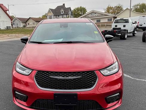 New 2026 Chrysler Pacifica Select image 2