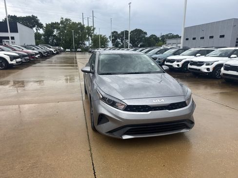 Used 2024 Kia Forte LXS w/ LXS Technology Package FWD image 8