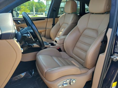 Used 2021 Porsche Macan Turbo AWD/4WD image 4