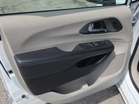 Used 2024 Chrysler Pacifica Limited FWD image 12