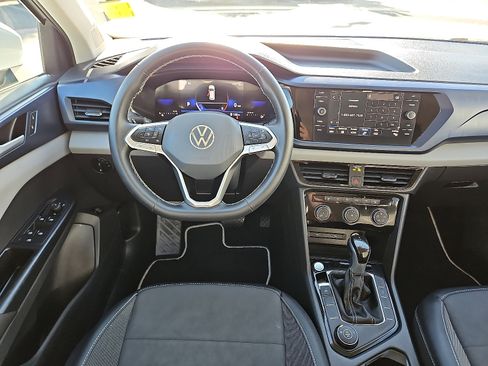 Certified 2023 Volkswagen Taos SE w/ Panoramic Sunroof Package image 7