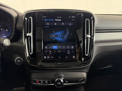 Used 2024 Volvo XC40 B5 Plus image 18