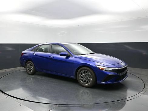 Used 2024 Hyundai Elantra SEL FWD image 1
