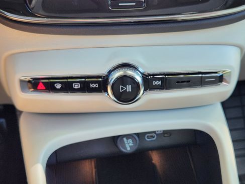 New 2026 Volvo XC40 B5 Ultra w/ Protection Package Premier image 19