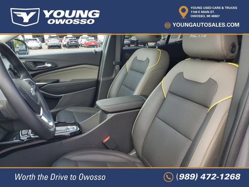 Used 2025 Chevrolet Trax ACTIV w/ Sunroof Package FWD image 7