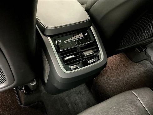 Used 2024 Volvo XC90 B5 Plus image 35