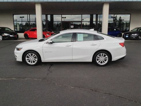 Used 2017 Chevrolet Malibu LT FWD image 2