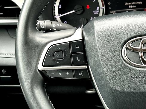 Used 2024 Toyota Highlander LE AWD/4WD image 23