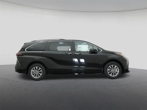 New 2026 Toyota Sienna XLE image 27