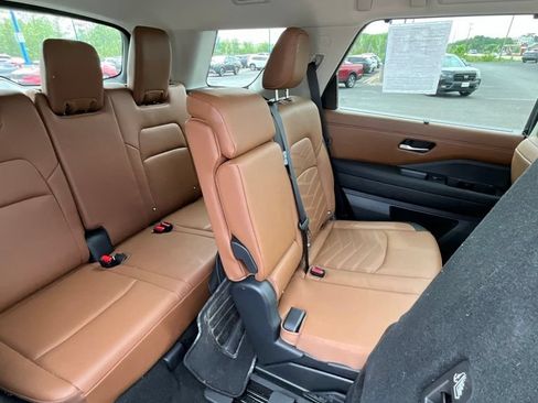 Used 2024 Nissan Pathfinder Platinum w/ Cargo Package AWD/4WD image 11
