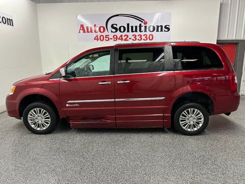 Used 2015 Chrysler Town & Country Touring-L w/ Driver Convenience Group image 4