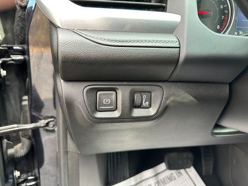 Used 2021 GMC Acadia SLE w/ Driver Convenience Package image 22