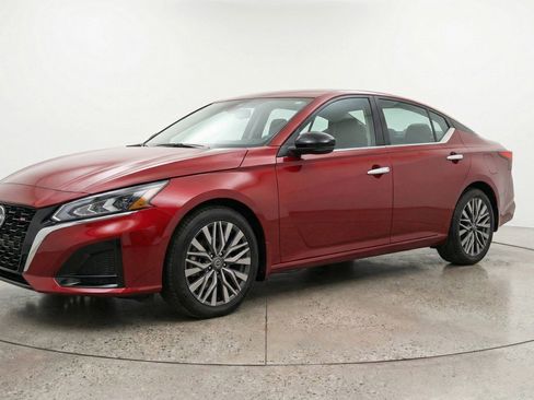 Used 2025 Nissan Altima 2.5 SV FWD image 3