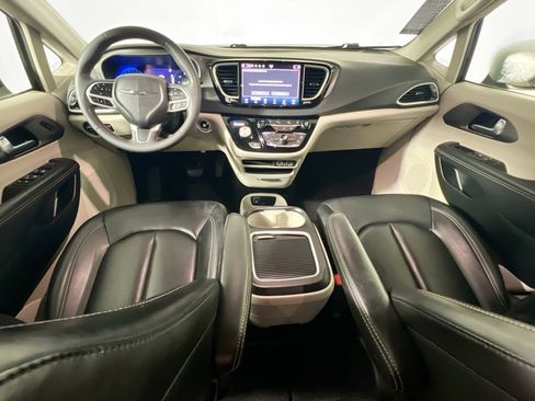 Used 2023 Chrysler Pacifica Touring-L FWD image 30