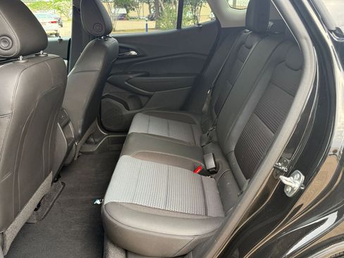 Used 2025 Chevrolet Trax LT w/ LT Convenience Package FWD image 25