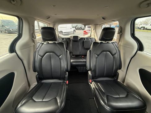 Used 2024 Chrysler Pacifica Touring-L image 17