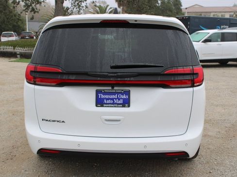 New 2026 Chrysler Pacifica Select image 5
