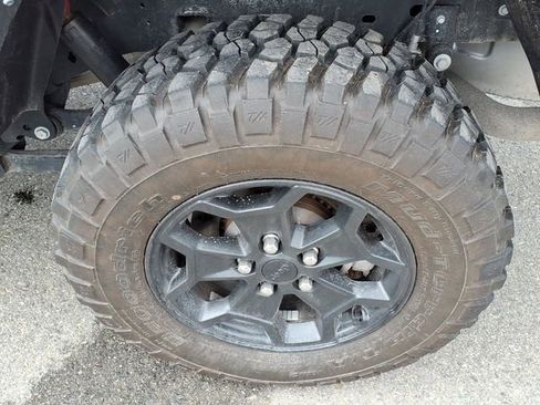 Used 2023 Jeep Gladiator Sport AWD/4WD image 9