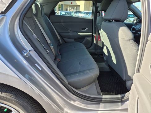 Used 2025 Hyundai Elantra SE image 30