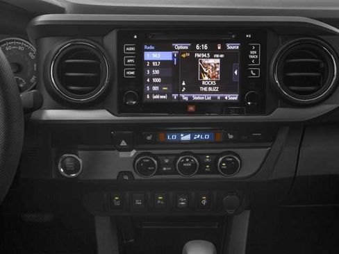 Used 2016 Toyota Tacoma TRD Sport image 7