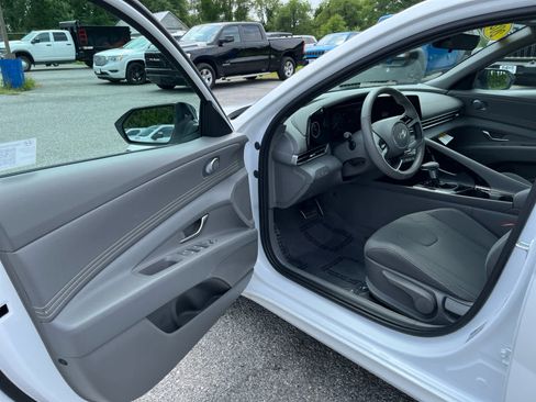 Used 2025 Hyundai Elantra SEL FWD image 9