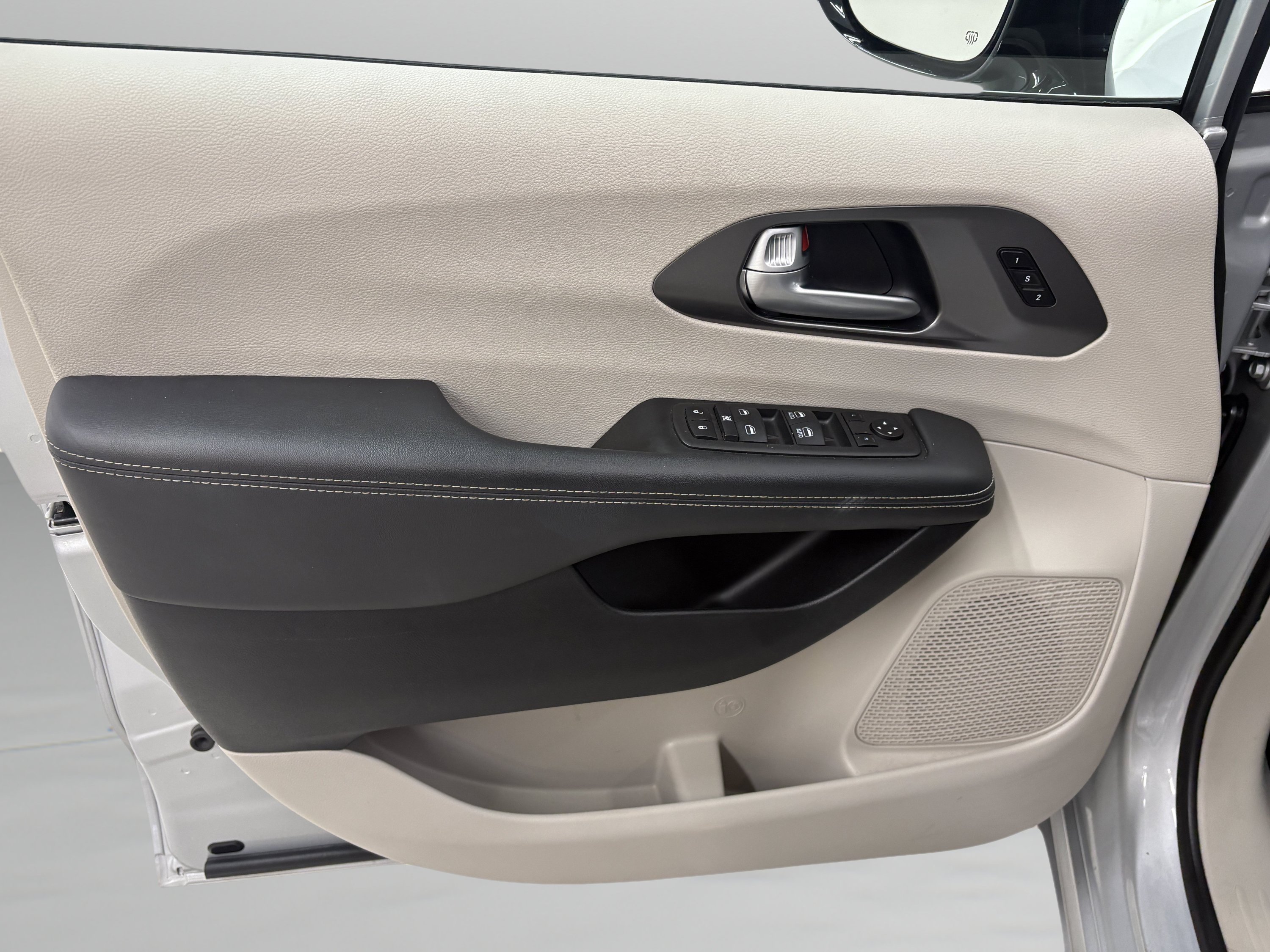 Used 2024 Chrysler Pacifica Touring-L FWD image 25