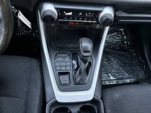 Used 2021 Toyota RAV4 LE AWD/4WD image 10