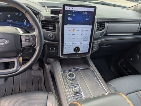 Certified 2024 Ford Expedition Platinum image 22