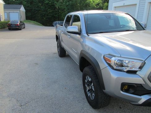Used 2021 Toyota Tacoma TRD Off-Road AWD/4WD image 7