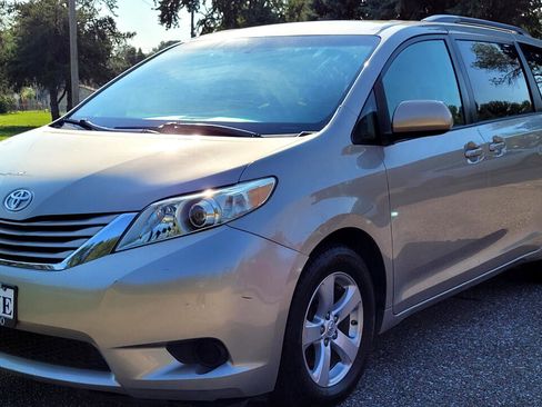 Used 2017 Toyota Sienna LE image 2