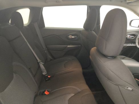 Used 2019 Jeep Cherokee Latitude w/ Cold Weather Group FWD image 19
