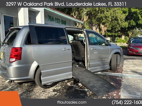 Used 2016 Dodge Grand Caravan SXT w/ Rear Park Assist Package image 4