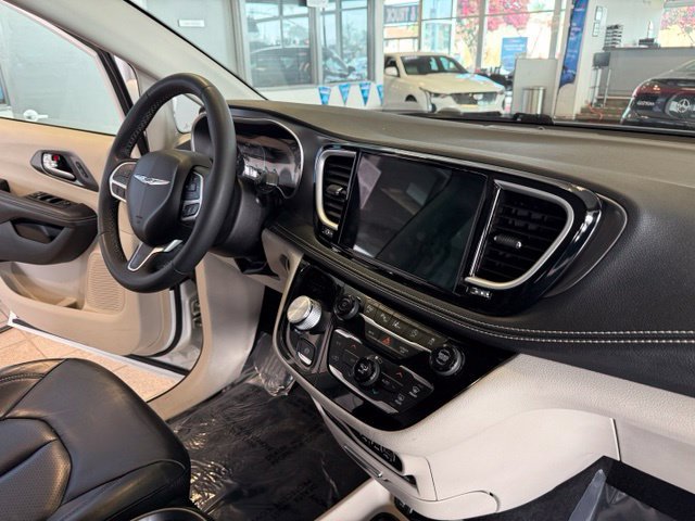 Used 2022 Chrysler Pacifica Touring-L w/ Uconnect Theater Family Group FWD image 28
