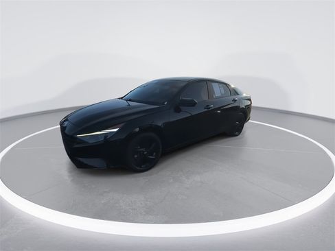 Used 2023 Hyundai Elantra SEL w/ Preferred Accessory Package image 4